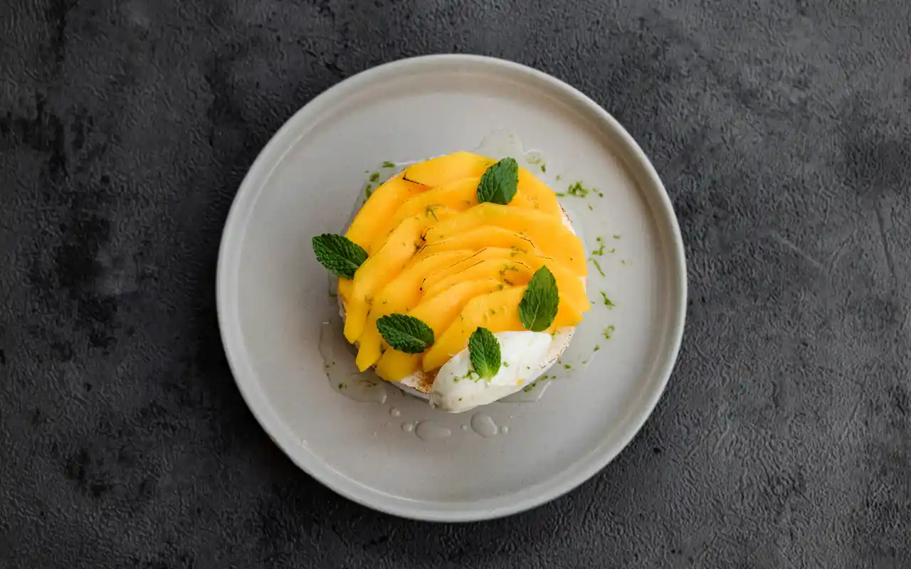 mama-san-bali-menu-coconut-mango-pavlova